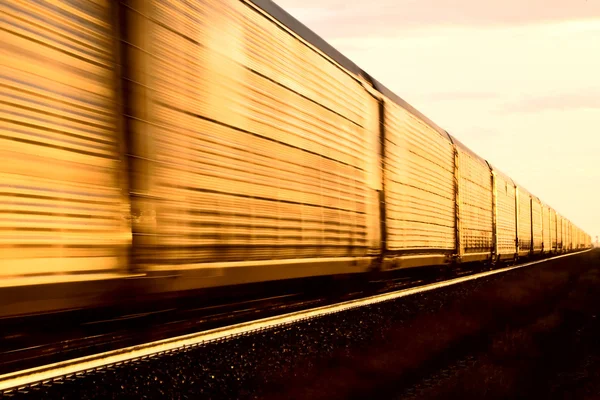 Поезд на закате — стоковое фото