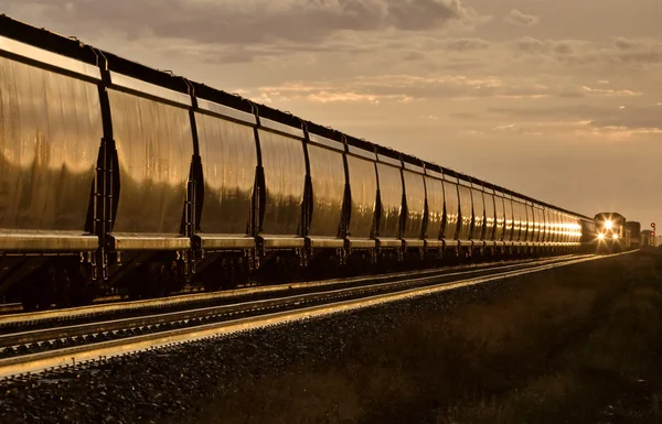 Comboio ao pôr do sol — Fotografia de Stock