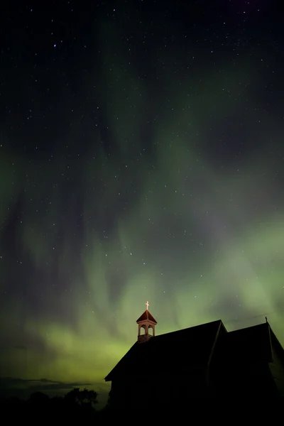 Ülke kilise ve Kuzey ışıkları — Stok fotoğraf
