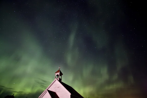 País Igreja e luzes do norte — Fotografia de Stock