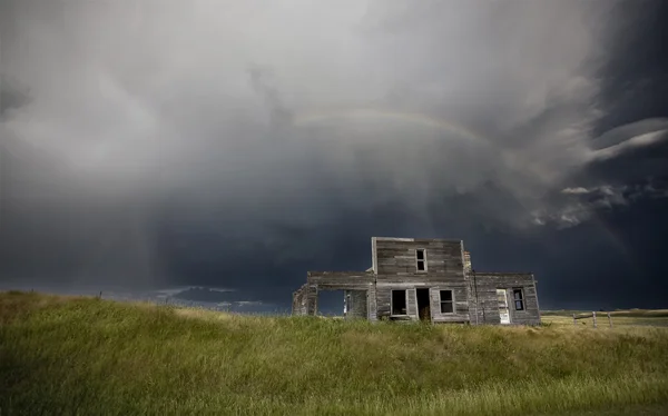 放棄された農場の家以上の嵐 — ストック写真