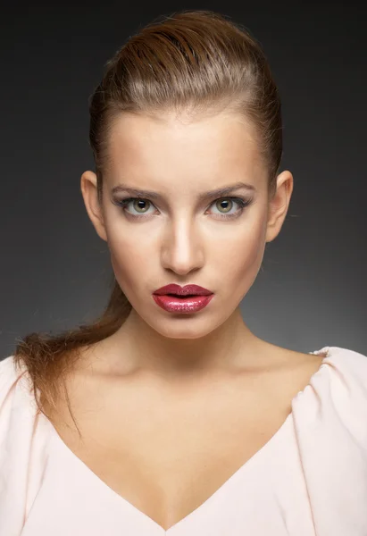 Närbild porträtt av sexiga kaukasiska ung kvinna med vackra r — Stockfoto