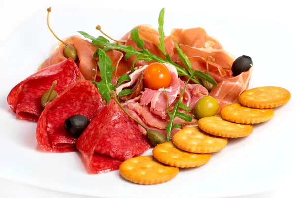 Snack met salami, spek en gerookt vlees — Stockfoto