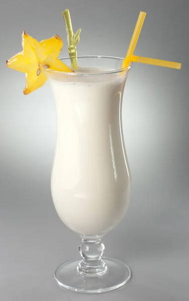 Melk cocktail op wit — Stockfoto