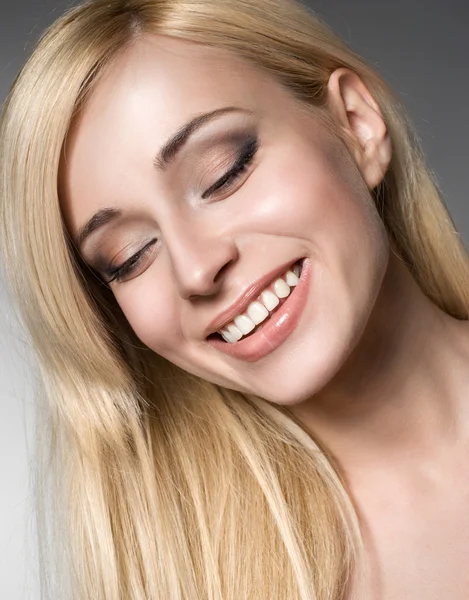 Porträtt av en vacker glada leende kvinnlig modell — Stockfoto