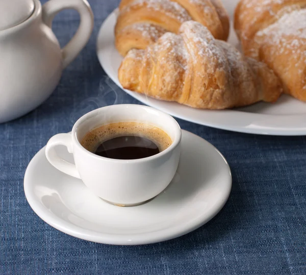 Koffiekopje met croissant — Stockfoto