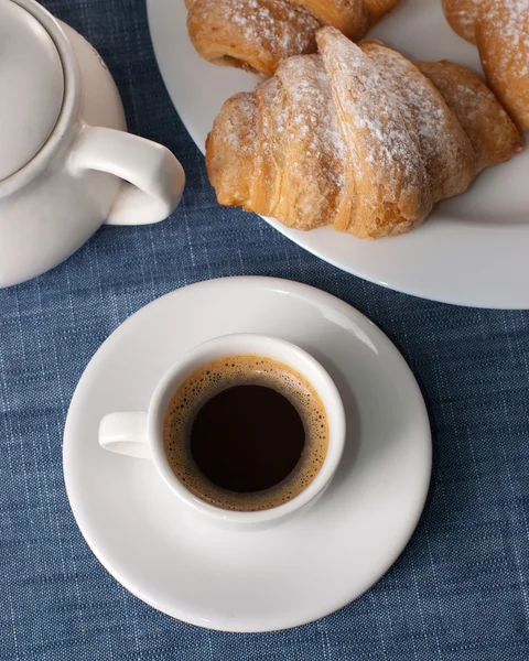 Copa de café con croissant — Foto de Stock