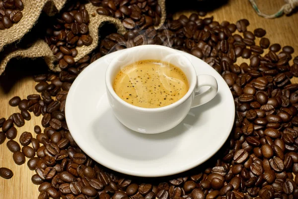 Tazza di caffè con croissant — Foto Stock