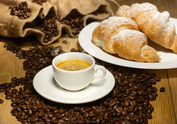 Xícara de café com croissant — Fotografia de Stock