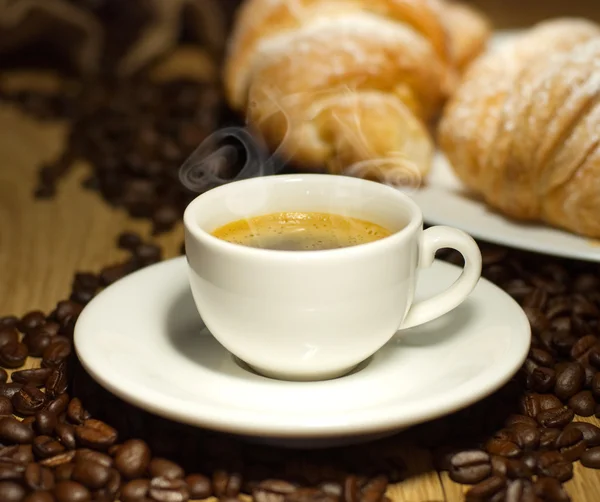 Φλιτζάνι καφέ με κρουασάν — Φωτογραφία Αρχείου