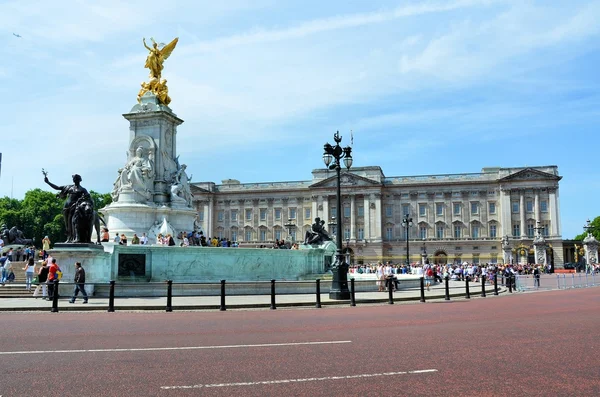 Buckingham palace en de queen victoria memorial — Stockfoto