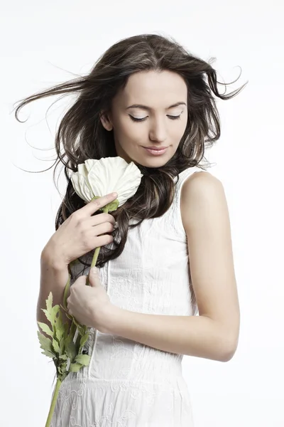 Portrét krásné dívky v bílém s květinou — Stock fotografie
