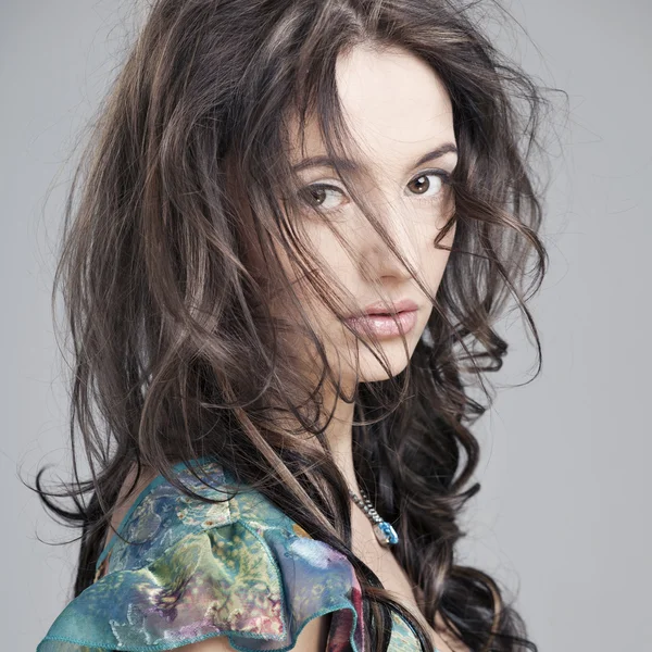 Hermoso retrato de una mujer con el pelo rizado — Foto de Stock
