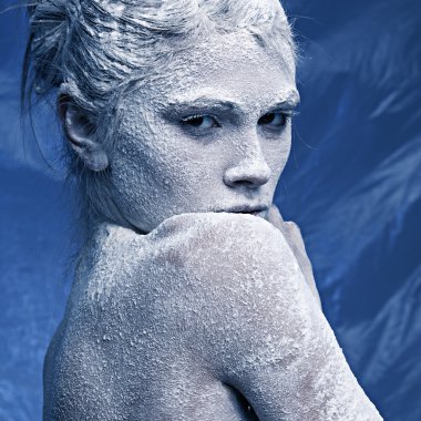Frost yüzünde güzel bir kızın portresi