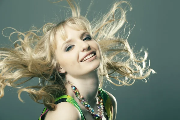 Portret van een mooi meisje met perfecte huid, blond krullend haar — Stockfoto