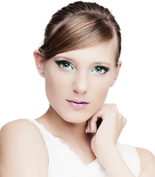 Όμορφη κοπέλα με τέλειο δέρμα με φωτεινά μοντέρνα μακιγιάζ — Φωτογραφία Αρχείου