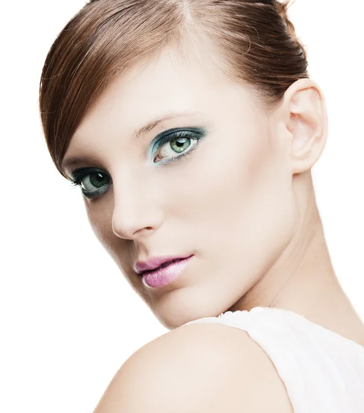Mooi meisje met perfecte huid met heldere trendy make-up — Stockfoto