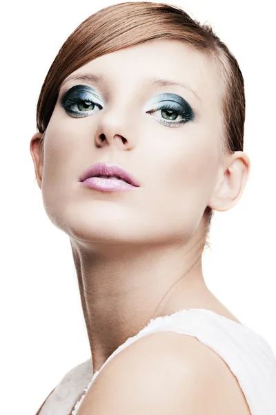 Schöne Mädchen mit perfekter Haut mit hellen trendigen Make-up — Stockfoto