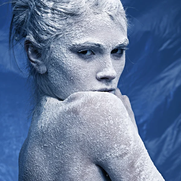 一个漂亮的女孩在他脸上霜的肖像 — 图库照片