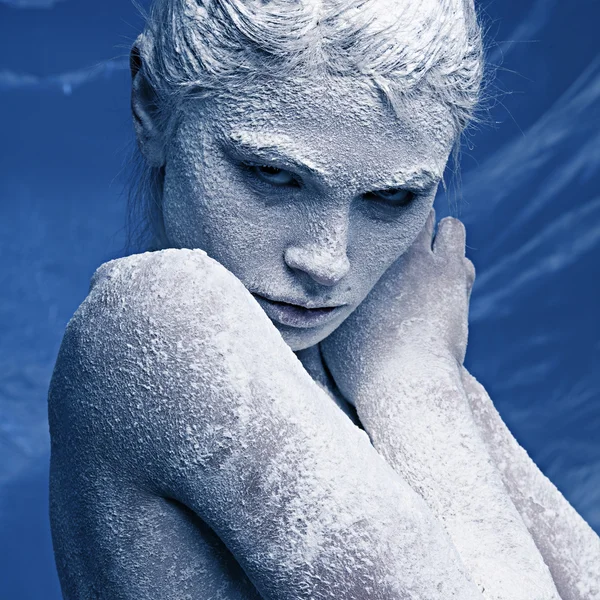 彼の顔に霜の美しい少女の肖像画 — ストック写真