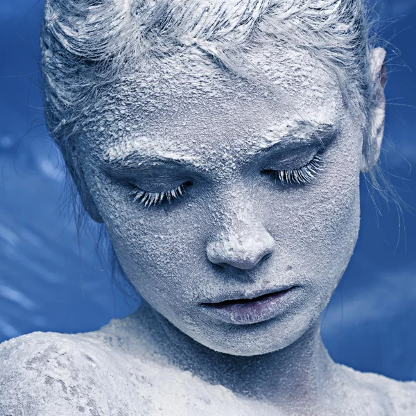彼の顔に霜の美しい少女の肖像画 — ストック写真