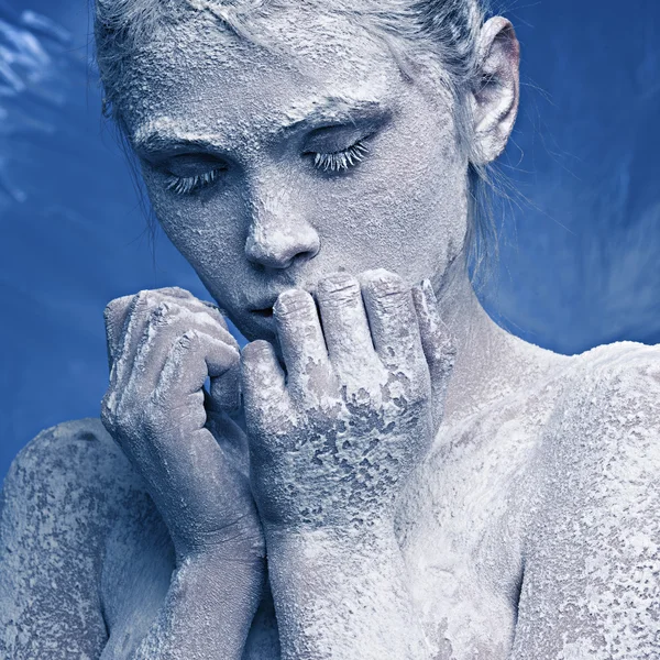 Porträt eines schönen Mädchens im Frost auf seinem Gesicht — Stockfoto
