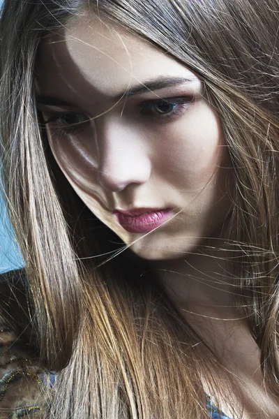 Красивая девушка с идеальной кожей и длинными волосами — стоковое фото