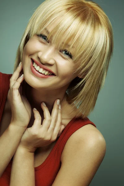 Porträt eines schönen lächelnden Mädchens mit perfekter Haut Stockfoto