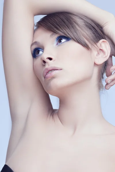 완벽 한 피부, 파란 backgroun에 밝은 트렌디한 메이크업으로 아름 다운 여자 — 스톡 사진
