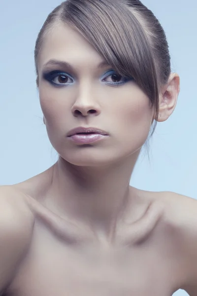 Красивые женщины с идеальной кожей, яркий модный макияж на синей спинке — стоковое фото