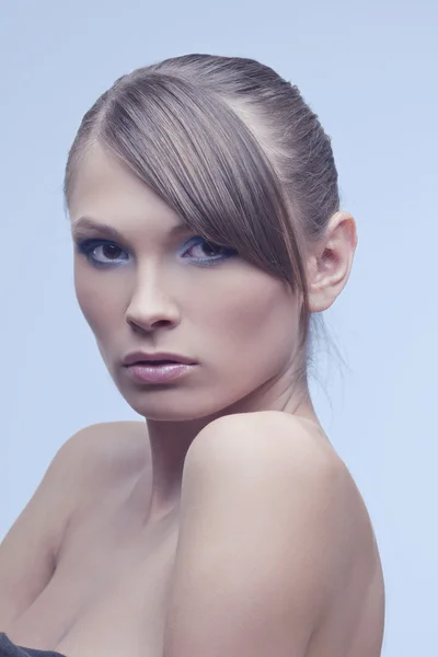 완벽 한 피부, 파란 backgroun에 밝은 트렌디한 메이크업으로 아름 다운 여자 — 스톡 사진