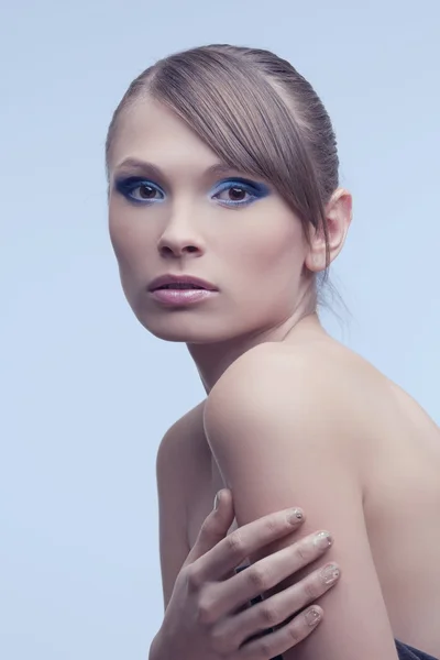 Mulheres bonitas com pele perfeita, maquiagem moderna brilhante em um backgroun azul — Fotografia de Stock