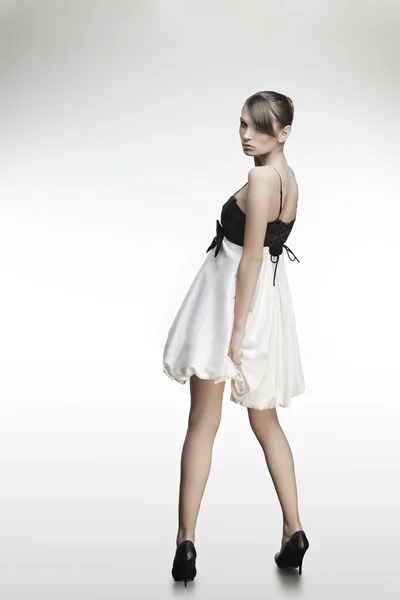 Portret van een mooi meisje met perfecte huid in een jurk — Stockfoto