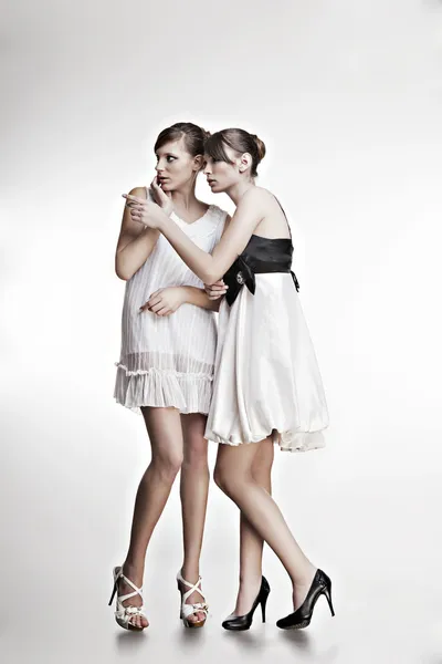 Két gyönyörű lány ruhák portréja — Stock Fotó
