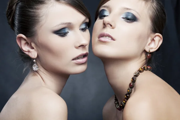 Twee mooie vrouw met heldere trendy make-up en sieraden — Stockfoto