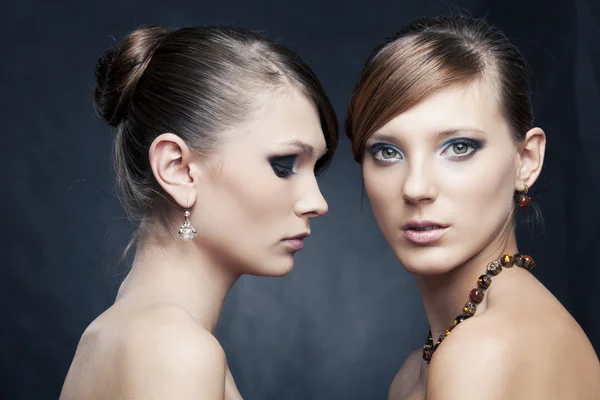 Dvě krásná žena s jasně módní make-up a šperky — Stock fotografie