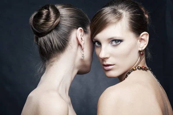 Δύο όμορφη γυναίκα με φωτεινά μοντέρνα μακιγιάζ και κοσμήματα — Φωτογραφία Αρχείου
