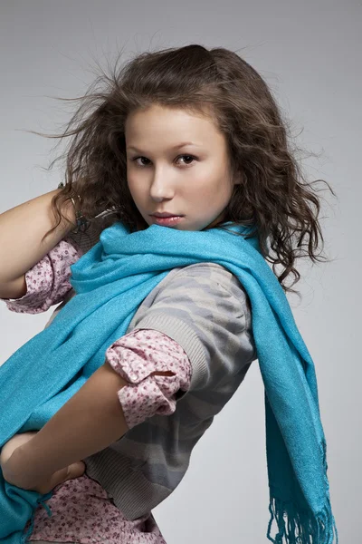 Porträtt av en vacker tjej med en vacker klänning och en halsduk — Stockfoto