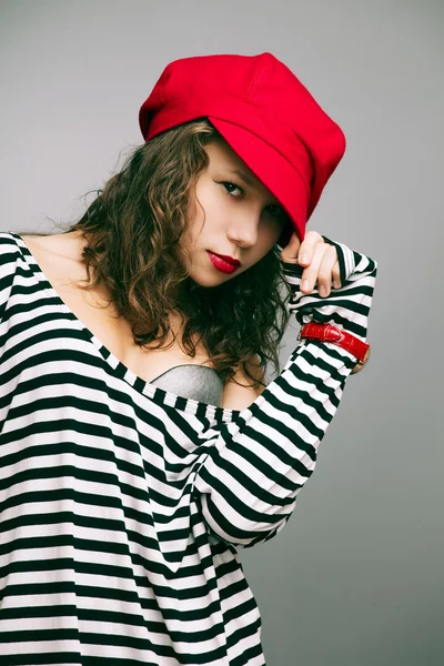 Retrato de una hermosa chica con maquillaje brillante, el reloj en una gorra —  Fotos de Stock