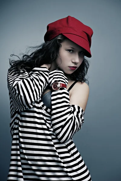 Retrato de una hermosa chica con maquillaje brillante, el reloj en una gorra — Foto de Stock
