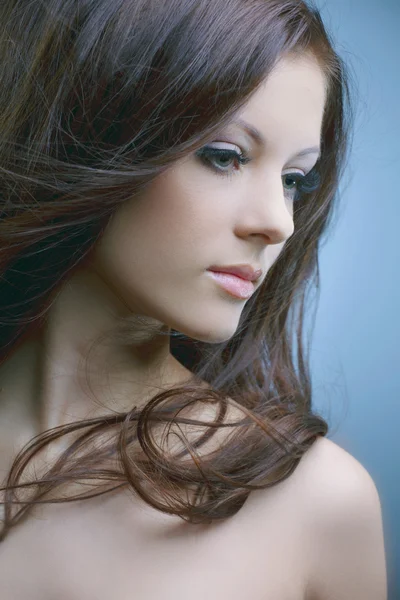 Mujer hermosa con la piel perfecta y largo cabello exuberante oscuro —  Fotos de Stock