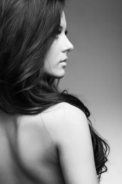 Bella donna con pelle perfetta e lunghi capelli scuri lussureggianti — Foto Stock