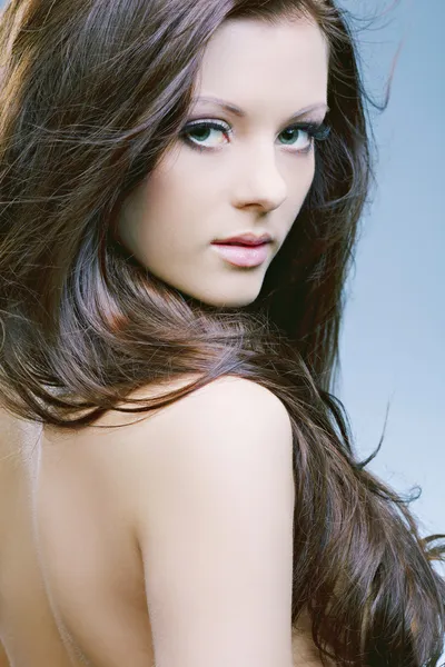 Bella donna con pelle perfetta e lunghi capelli scuri lussureggianti — Foto Stock