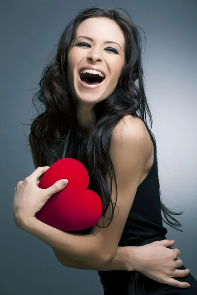 De dag van Valentijnskaarten. mooie lachende vrouw met een cadeau — Stockfoto