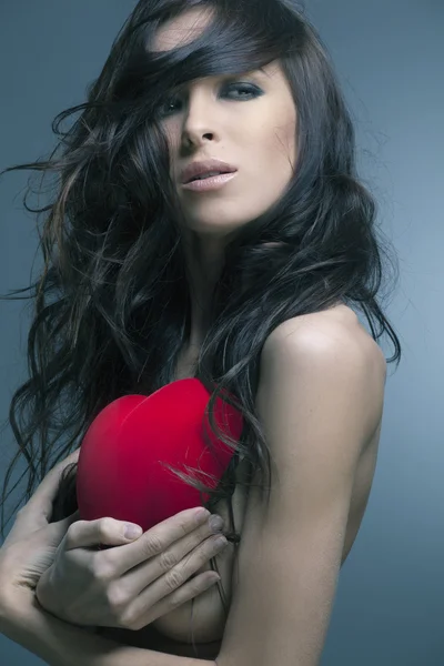 Sevgililer günü. kalp şeklinde bir hediye ile güzel bir kadın — Stok fotoğraf