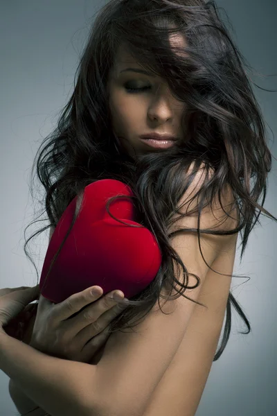 Día de San Valentín. Mujer hermosa con un regalo en forma de corazón —  Fotos de Stock