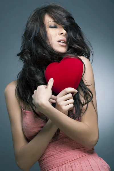 バレンタインの日。心臓の形で贈り物を持つ美しい女性 — ストック写真