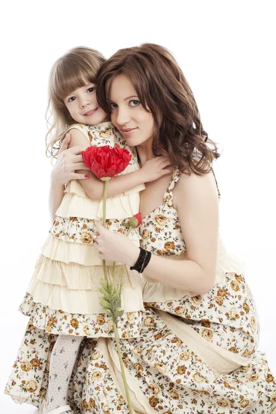 Porträtt av mor och dotter med en blomma — Stockfoto