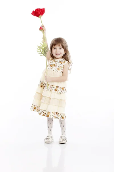 Retrato sonriente de verano de una niña jugando con una flor — Foto de Stock