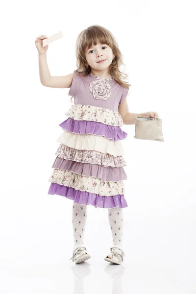A táska és a kártya egy vidám kislány portréja — Stock Fotó